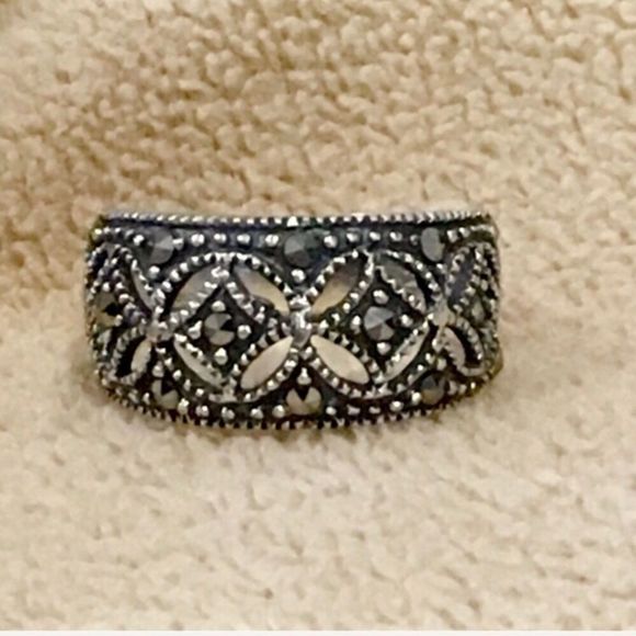 Vintage Sterling Silver Marcasite Encrusted Cutout Ring Sz 8 - Picture 1 of 8